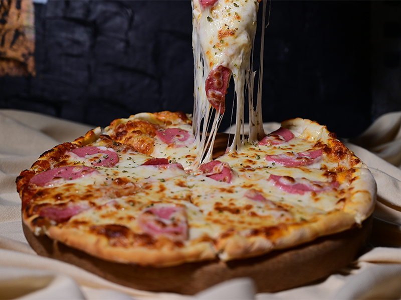 253) Pizza Salami 